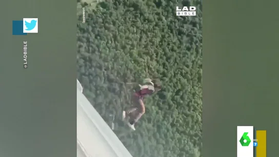 La impactante caída de un joven desde un puente con un inesperado final La impactante caída de un joven desde un puente con un inesperado final
