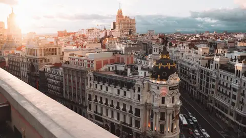 Vista desde una terraza de la calle Gran Vía de Madrid Vista desde una terraza de la calle Gran Vía de Madrid
