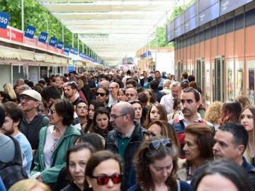 Numerosas personas asisten al segundo día de la Feria del Libro de Madrid 2023, en el Parque del Retiro.