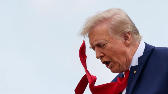 El presidente de Estados Unidos, Donald Trump, baja del Air Force One en Florida El presidente de Estados Unidos, Donald Trump, baja del Air Force One en Florida
