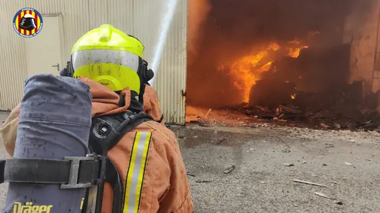 Un efectivo del Consorcio de Bomberos de Valencia durante las labores de extinción del incendio de este martes en una nave de Silla (Valencia). Un efectivo del Consorcio de Bomberos de Valencia durante las labores de extinción del incendio de este martes en una nave de Silla (Valencia).