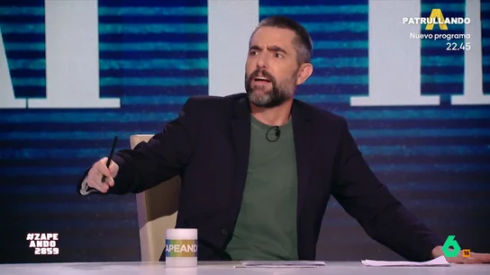 Dani Mateo, sorprendido al descubrir la curiosa afición de la infanta Elena: "Tiene mucha práctica de esperar a Froilán..." El programa 'Espejo Público' ha recibido una fotografía exclusiva en la que se puede ver a la hermana del rey viajando en un tren de alta velocidad.