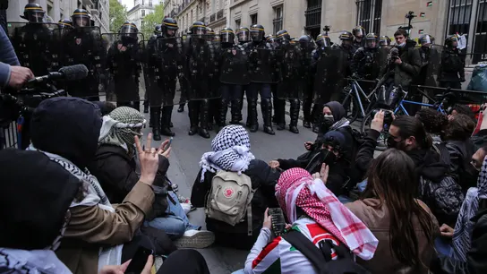 Universitarios se manifiestan en contra del genocidio en Palestina en Sciences Po Paris (Francia) Universitarios se manifiestan en contra del genocidio en Palestina en Sciences Po Paris (Francia)