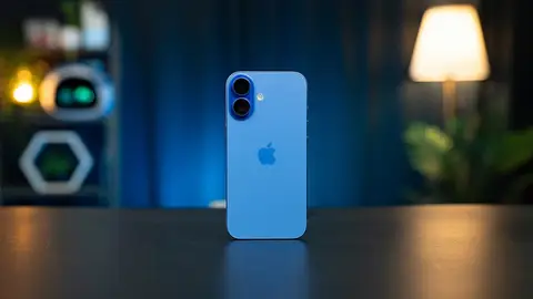Un iPhone 16 de color azul Un iPhone 16 de color azul